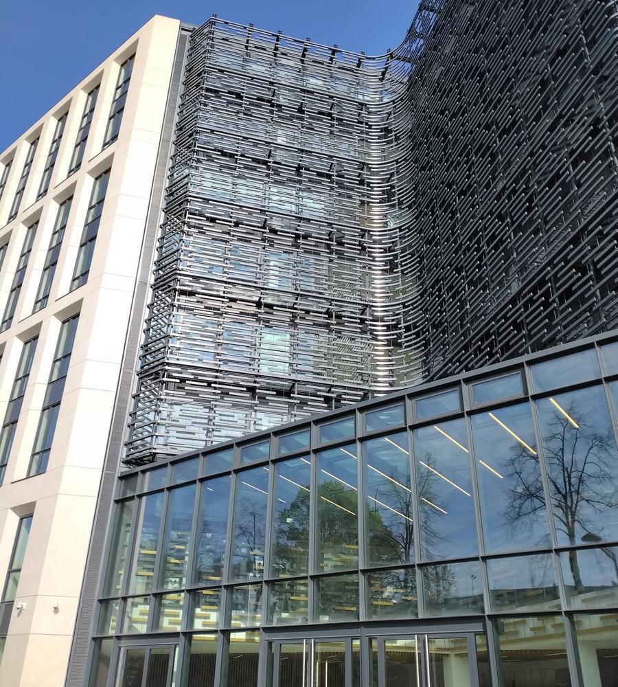 Colisée II, façade à résille métallique, Saint-Ouen